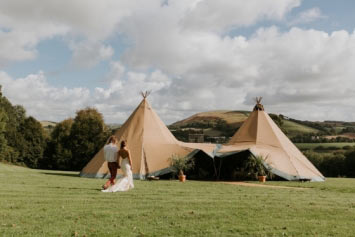 Picture perfect party under canvas