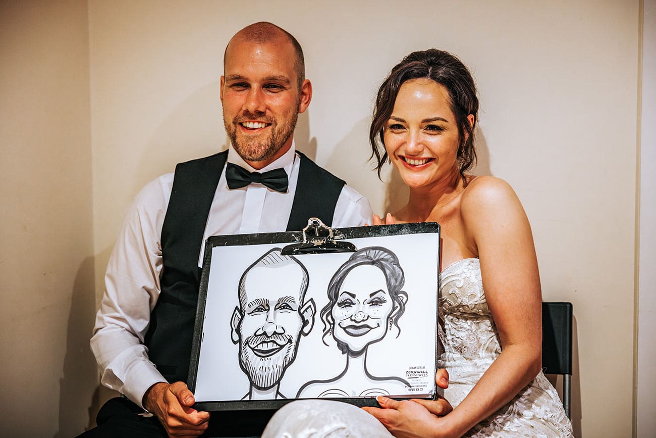 Bride and groom with the caricatures 