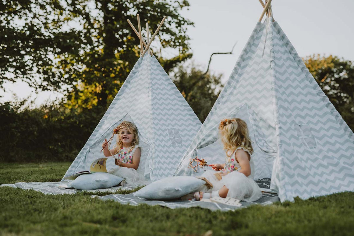 How to entertain children at a wedding