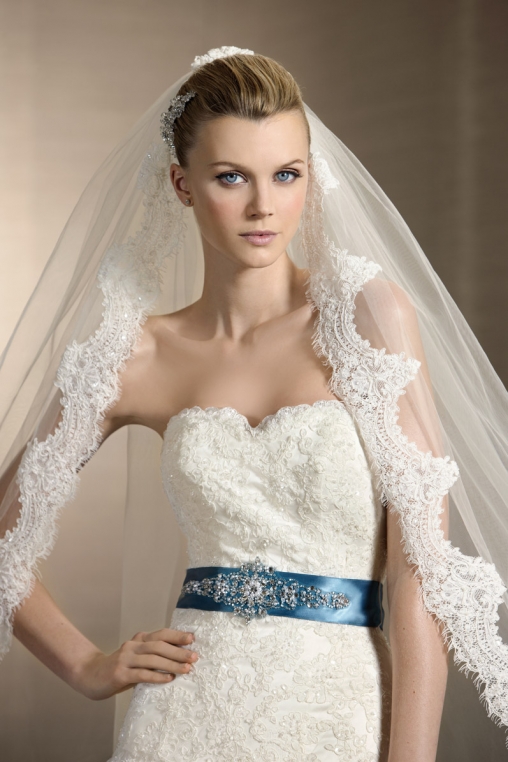 FINISHES AMANDAK WHITEONEPRONOVIAS Tulipan D