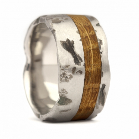 R52AT TexturedTitaniumandOakRing(2)