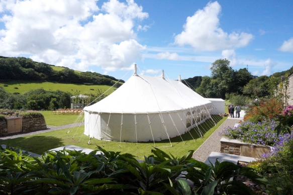 Traditionalmarqueeonthelawn