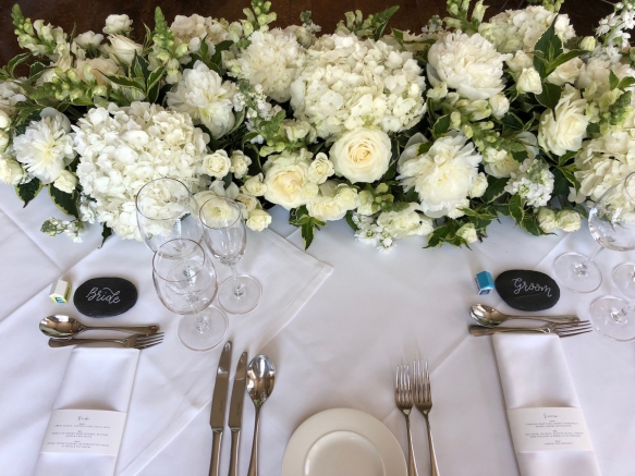 Whiteclassictoptableweddingflowers