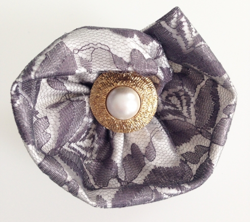 Lace Brooch White Grey