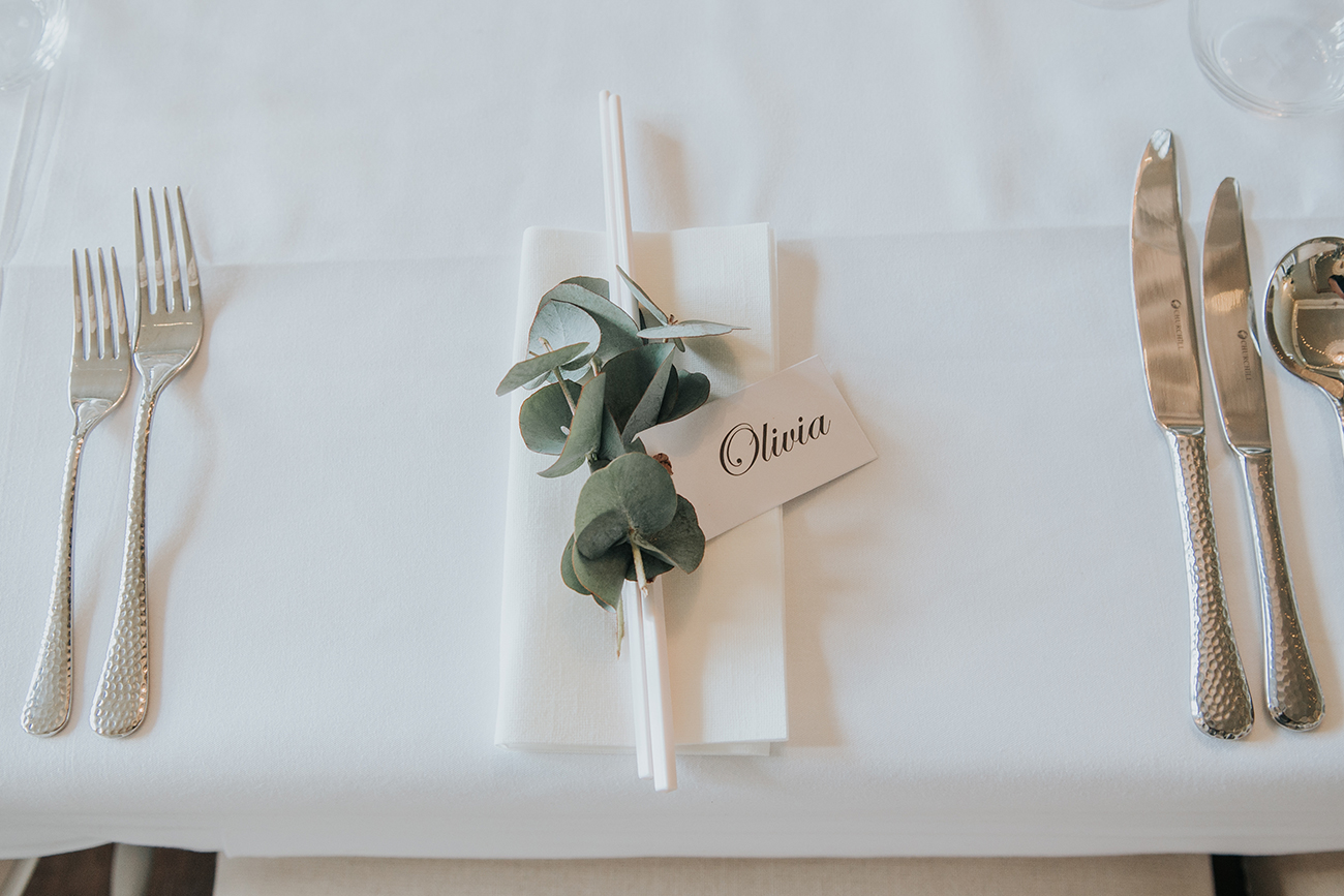 Real Wedding Melanie Barnfield Welbeck Manor Place Settong